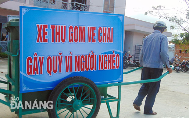 Từ nguồn thu gom rác thải, Hội LHPN xã Hòa Ninh giúp đỡ nhiều trường hợp  khó khăn.