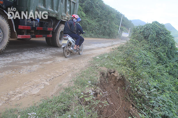 Một điểm sạt lở lòng đường ĐT 601 tiếp giáp bờ sông Cu Đê xảy ra trong mùa mưa vừa qua (đoạn cuối xã Hòa Liên giáp xã Hòa Bắc) đến nay vẫn chưa được gia cố, xử lý.