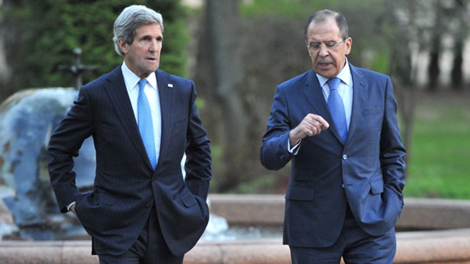 Ngoại trưởng Mỹ John Kerry và Ngoại trưởng Nga Sergei Lavrov. (Nguồn: AFP)