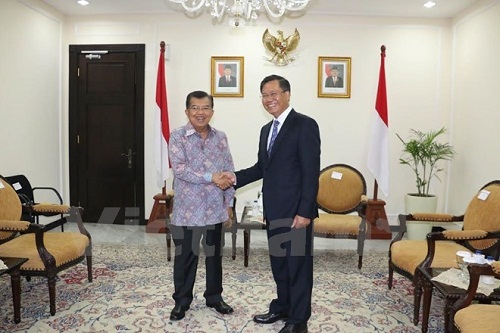 Indonesia’s Vice President Jusuff Kalla and Vietnamese Ambassador Hoang Anh Tuan (Photo:VNA)