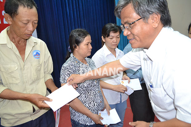 Các cấp, ngành hỗ trợ vốn cho các hộ nghèo quận Thanh Khê vươn lên thoát nghèo.