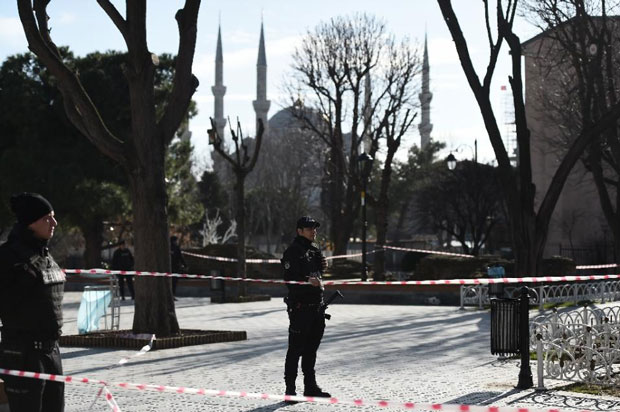 Cảnh sát phong tỏa khu vực Nhà thờ Blue ở trung tâm du lịch Sultanahmet, thuộc thành phố Istanbul. 	   	               Ảnh: AFP