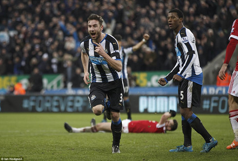 Janmaat níu giữ 1 điểm ở lại St James' Park. 