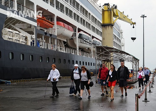 International cruise ship passengers at Tien Sa Port 