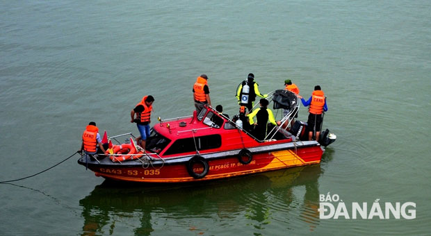 Công an Đà Nẵng tiến hành lặn tìm khẩu súng xung quanh nơi nghi phạm Chun khai đã vứt lại sau khi giết chết ông Li Mu Zi.