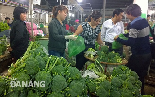 Buyers at a broccoli stall in the Hoa Cuong Wholesale Market