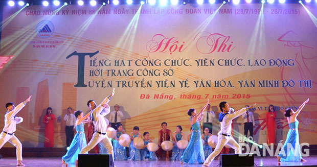 Hội thi Tiếng hát CCVCLĐ-Thời trang công sở-Tuyên truyền viên về Năm văn hóa, văn minh đô thị, do Công đoàn Viên chức thành phố tổ chức.       				              Ảnh: MINH TRÍ