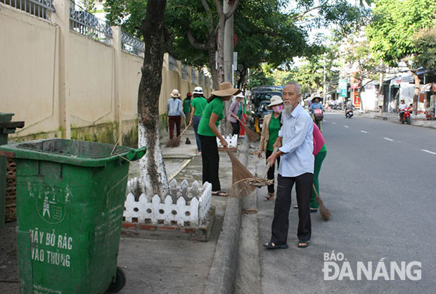 Nhân dân phường Tam Thuận tham gia giữ gìn mỹ quan đường phố, vệ sinh môi trường. 