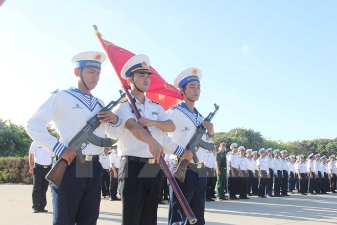 Nghi lễ chào cờ trên đảo. (Ảnh: Đoàn Hữu Trung/TTXVN)