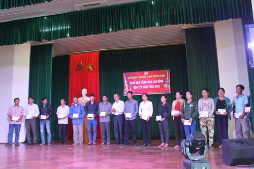 Local government employees receiving Tet gifts from the city’s Labour Federation (Photo: laodong.com.vn)