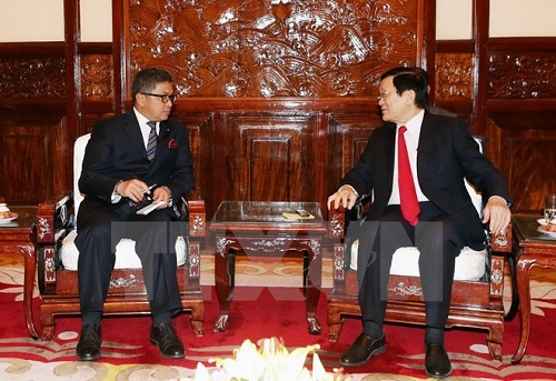 State President Truong Tan Sang (R) receives outgoing Indonesian Ambassador Mayerfas