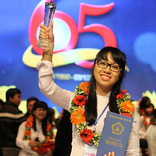 Linh Giang tại lễ tuyên dương “Sinh viên 5 tốt” 2015 do TW Hội Sinh viên Việt Nam trao tặng ngày 7-1-2016.  (Ảnh do nhân vật cung cấp)