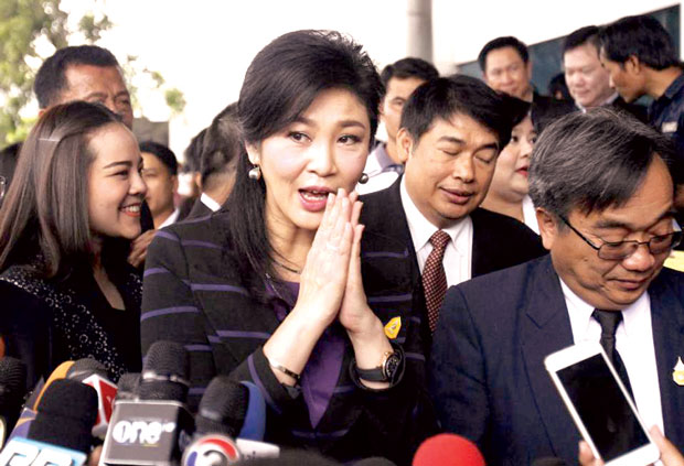 Cựu Thủ tướng Yingluck Shinawatra đến Tòa án Tối cao ở Bangkok. 	                        Ảnh: AP