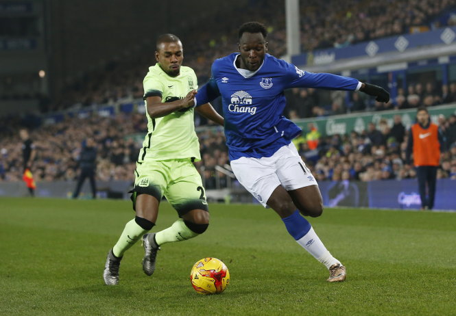 Tiền đạo người Bỉ Romelu Lukaku (phải) - mối đe dọa số 1 cho hàng phòng ngự Chelsea - Ảnh: Reuters