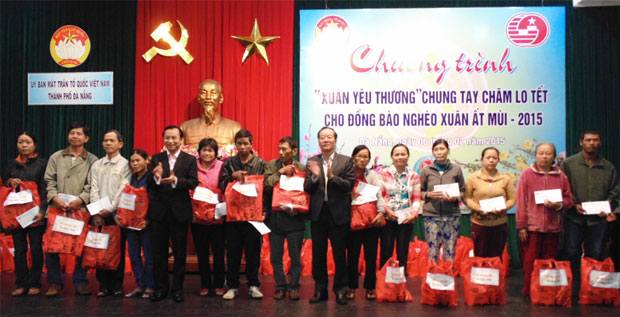 Chương trình “Xuân yêu thương” chung tay chăm lo Tết cho đồng bào nghèo Xuân Ất Mùi 2015. 