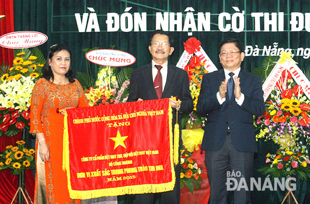 Phó Bí thư Thường trực Thành ủy Võ Công Trí trao cờ thi đua của Chính phủ cho lãnh đạo Công ty CP Dệt may 29-3.