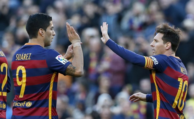 Suarez (9) ăn mừng bàn thắng cùng đồng đội Messi. Ảnh: Reuters