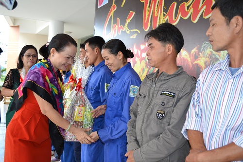 Presenting Tet gifts to poor workers 