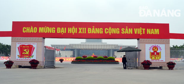 Băng-rôn và pa-nô chào mừng Đại hội Đảng được đặt chính giữa cổng vào của Trung tâm Hội nghị Quốc gia