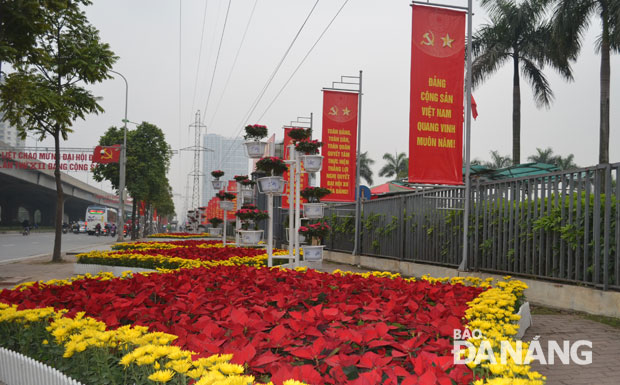 Đường Phạm Hùng  rực rỡ săc cờ hoa tạo không khí hân hoan và niềm tin cả nước hướng về sự kiện trọng đại của Đảng