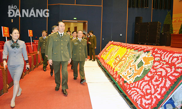 Đại tướng Trần Đại Quang, Bộ trưởng Bộ Công an kiểm tra khu vực lễ đài Đại hội.  	    ảnh: Việt Dũng