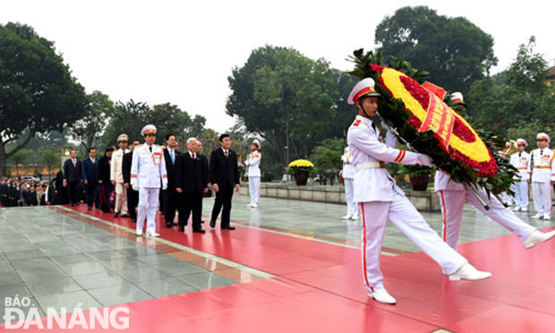Đoàn đại biểu vào Lăng viếng Chủ tịch Hồ Chí Minh