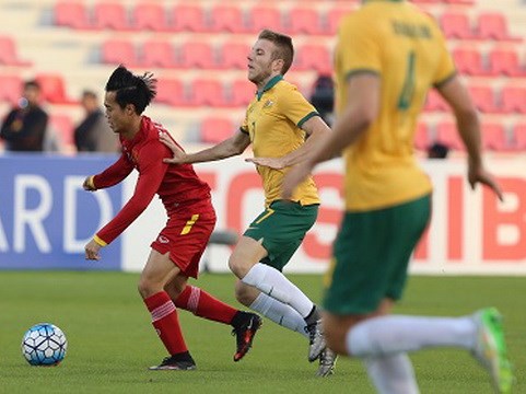 Vietnam (red) lost to Australia 2-0 in the second match of Group D on January 17 (Photo: thethaovanhoa.vn)