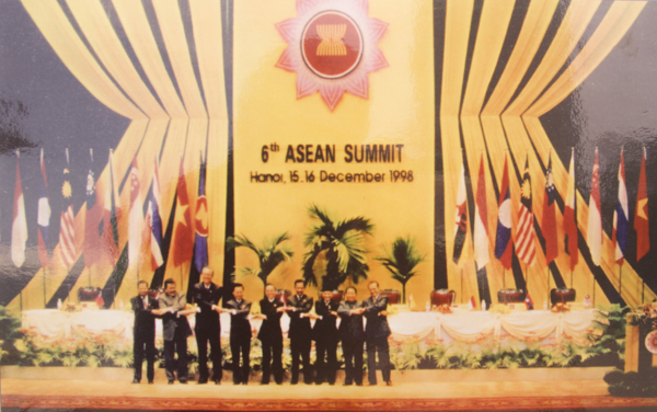 Nguyên thủ các nước ASEAN dự Hội nghị cấp cao lần thứ VI tổ chức tại Hà Nội (ngày 15/12/1998)