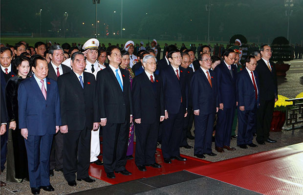 Các đồng chí lãnh đạo Đảng, Nhà nước và đại biểu dự Đại hội đại biểu toàn quốc lần thứ XII của Đảng đến đặt vòng hoa và vào Lăng viếng Chủ tịch Hồ Chí Minh. Ảnh: TTXVN