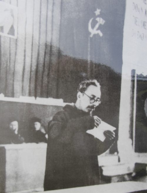 President Ho Chi Minh presenting a political statement to the 2nd National Party Congress in February 1951