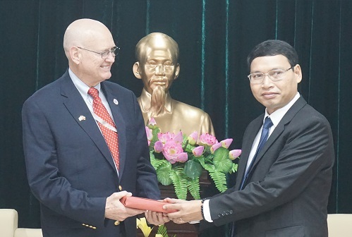 Vice Chairman Ho Ky Minh (right) and a representative from PSU