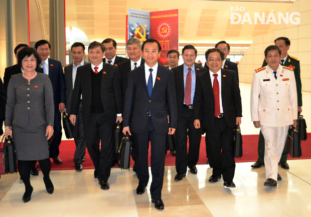 Đoàn đại biểu Đà Nẵng tiến vào hội trường tham dự phiên khai mạc Đại hội. Ảnh: VIỆT DŨNG
