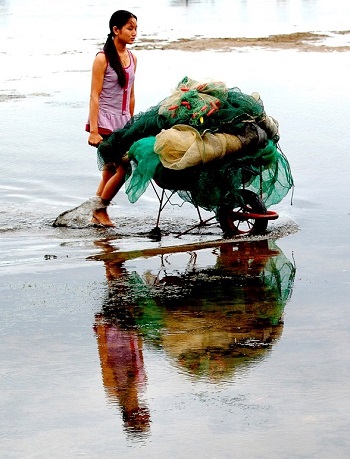  ‘Bong Nuoc Tam Giang’ (Casting a Shadow over Tam Giang’s Waters)