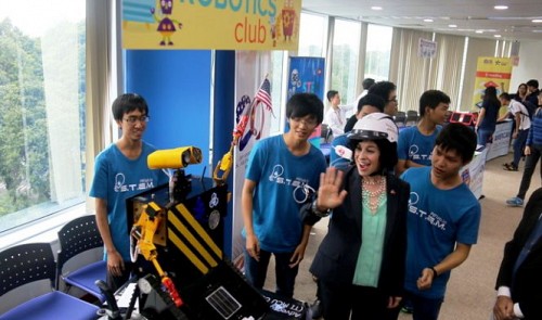 Rena Bitter, U.S. Consul General in Ho Chi Minh City, checks how a robot made by Ho Chi Minh City University of Technology students works at the American Center in this file photo. Tuoi Tre