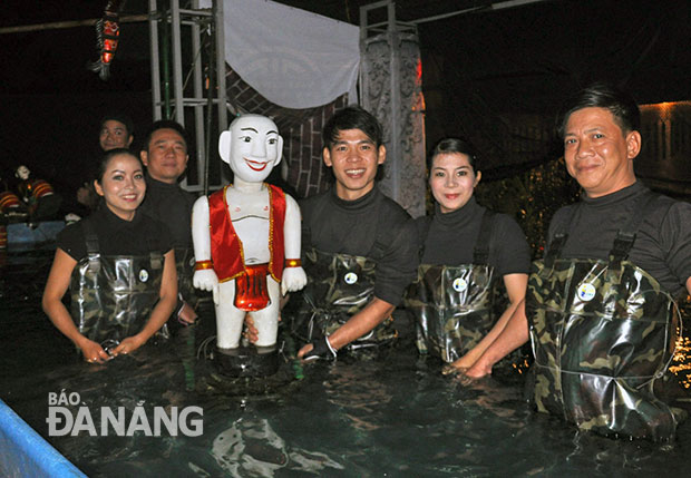 Diễn viên Nhà hát tuồng Nguyễn Hiển Dĩnh hào hứng thử sức với loại hình múa rối nước.