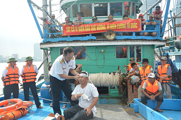 Ngư dân quận Thanh Khê quan sát, học tập cách sơ cứu, cấp cứu khi có tai nạn xảy ra trên biển.