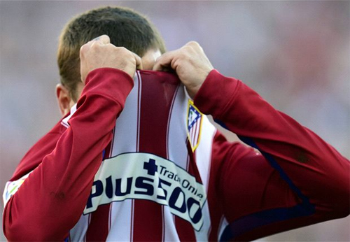 Một cầu thủ Atletico che mặt tiếc nuối sau pha dứt điểm không thành. Ảnh: Reuters