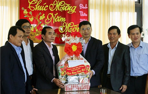 Vice Chairman Minh (third right) and Dai Loc District representatives