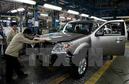 Workers assemble a car in a Ford's plant in Hai Duong province. (Photo: VNA)