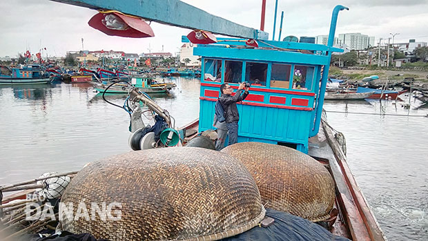 Sau hơn 20 ngày sửa chữa, tàu QNg 98459 đã tiếp tục ra khơi.