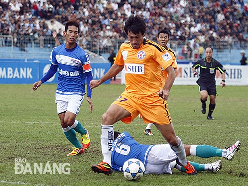 Argentinian striker Merlo (orange)