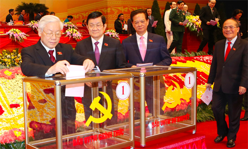 Tổng bí thư Nguyễn Phú Trọng và Chủ tịch nước Trương Tấn Sang là 2 người đầu tiên bỏ phiếu bầu Ban chấp hành trung ương khoá XII. Ảnh: TTXVN