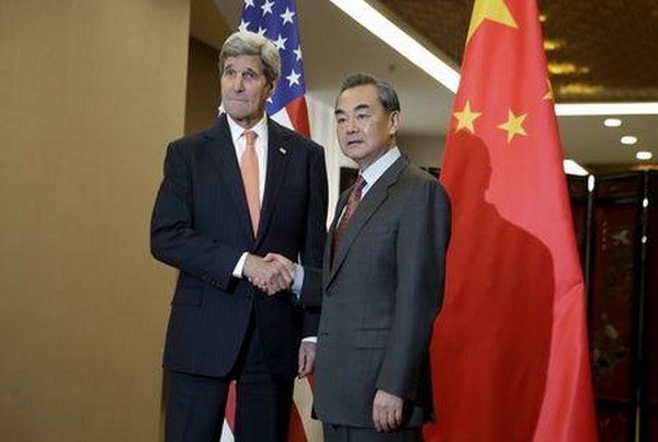 Ngoại trưởng Trung Quốc Vương Nghị và người đồng cấp Mỹ John Kerry bắt tay trước cuộc hội đàm. (Nguồn:Reuters)