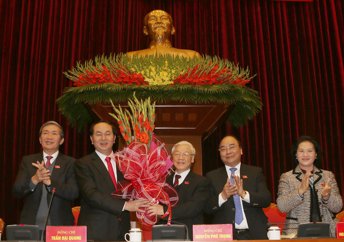Các đại biểu Hội nghị lần thứ nhất Ban Chấp hành Trung ương Đảng khoá XII chúc mừng đồng chí Nguyễn Phú Trọng được tín nhiệm bầu làm Tổng Bí thư Ban Chấp hành Trung ương Đảng Cộng sản Việt Nam khoá XII.