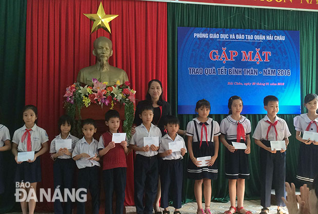 Ngành GD&ĐT quận Hải Châu tặng học sinh nghèo, có hoàn cảnh khó khăn trên địa bàn quận quà Tết nguyên đán Bính Thân 2016.