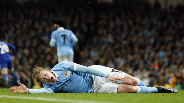 Tiền vệ De Bruyne dính chấn thương nghiêm trọng vào cuối trận. Ảnh: Reuters