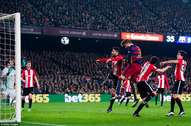 Pique đánh đầu nâng tỷ số lên 2-1 cho Barcelona