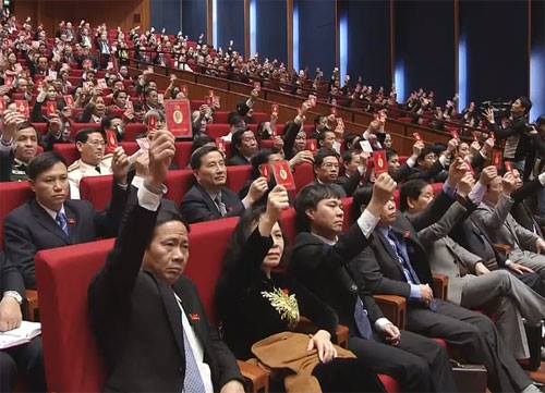 Các đại biểu biểu quyết thông qua nghị quyết đại hội XII của Đảng.