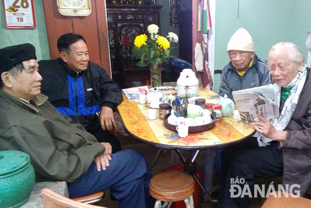 Các cán bộ hưu trí tại nhà số 2 Nguyễn Duy Hiệu bàn luận sau phiên bế mạc Đại hội XII của Đảng. Ảnh: Sơn Trung