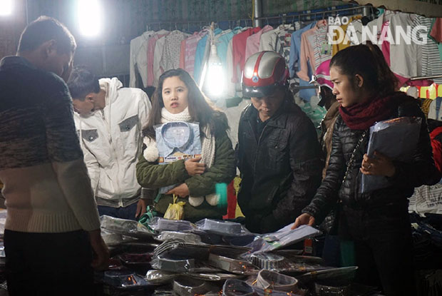 Công nhân sắm đồ Tết tại chợ đêm Hòa Khánh.